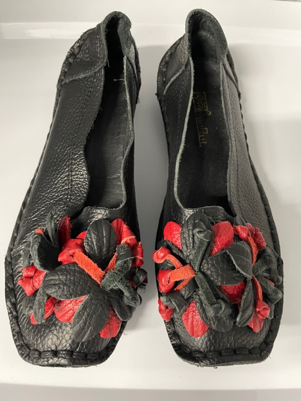 Black Leather Women’s Floral Applique Flats with Red Accents size 7.5